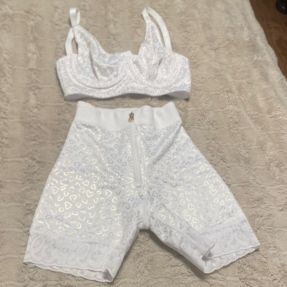 Faja colombiana New with out tag, purchased at diva bloom size medium set of 2